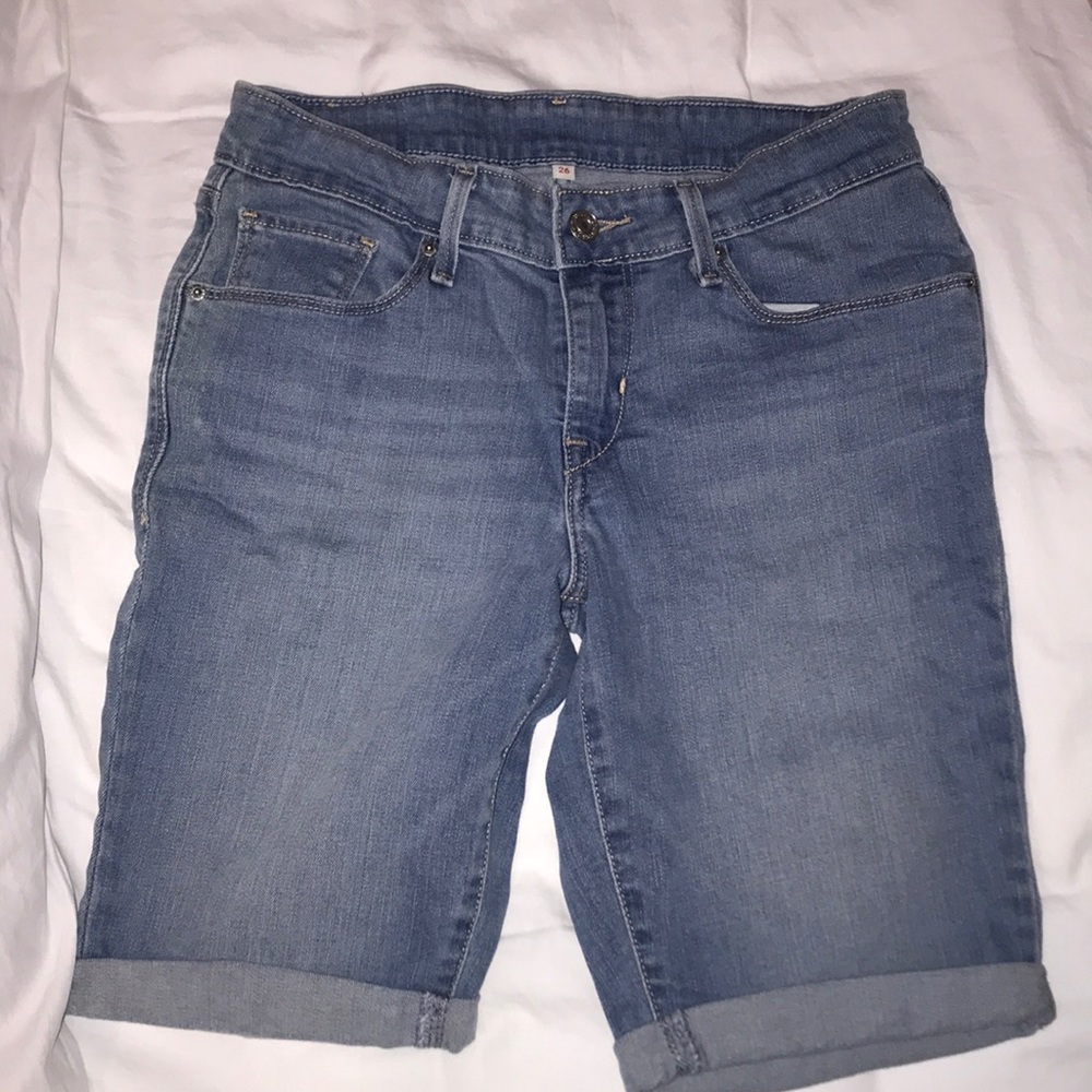 Levi’s mid rise shorts